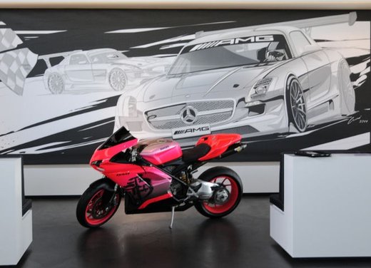 Ducati 848 rosa negli uffici AMG