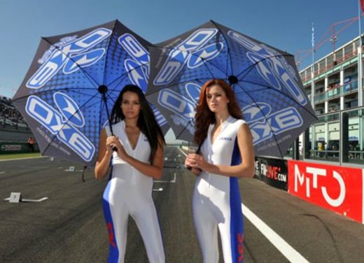 Umbrella girls al GP di Magny-Cours di SBK