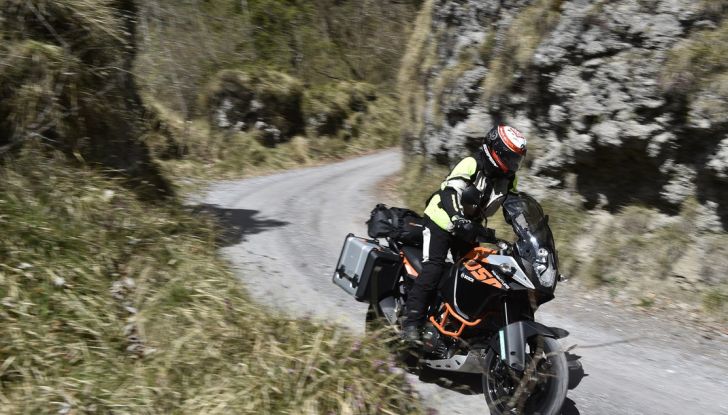KTM 1050 Adventure: Prova su strada, prestazioni e prezzo - Foto 21 di 48