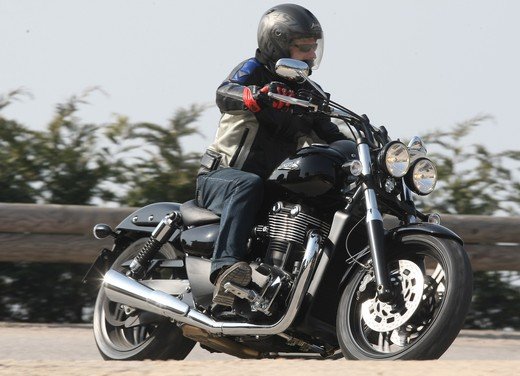 Triumph Thunderbird Storm: prova su strada della maxi cruiser