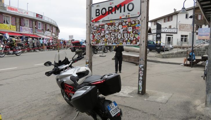 MV Agusta Turismo Veloce: la prova su strada - Foto 8 di 44