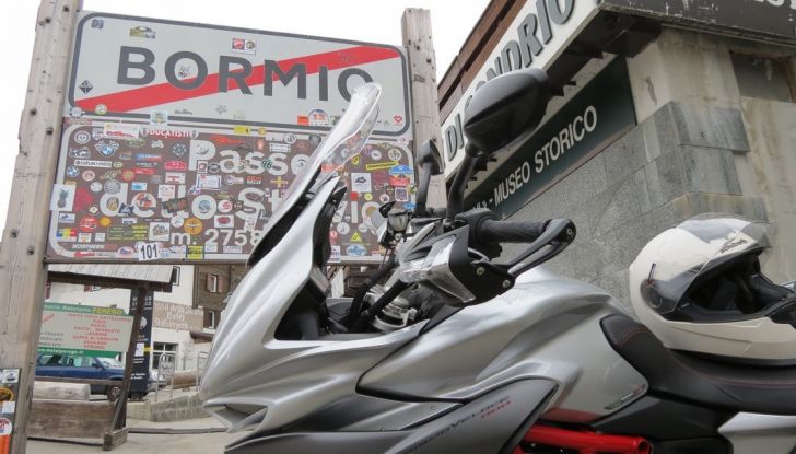 MV Agusta Turismo Veloce: la prova su strada - Foto 9 di 44