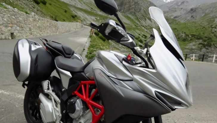 MV Agusta Turismo Veloce: la prova su strada - Foto 11 di 44