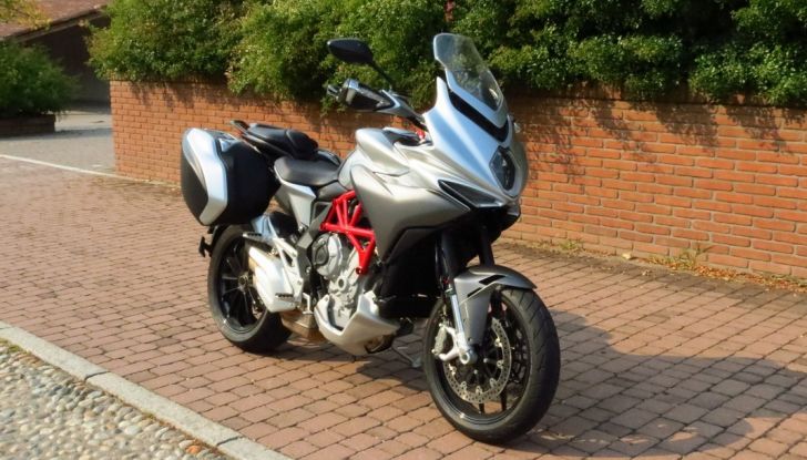 MV Agusta Turismo Veloce: la prova su strada - Foto 14 di 44