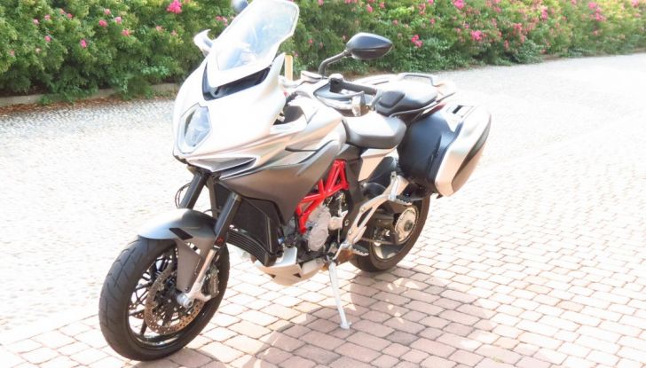 MV Agusta Turismo Veloce: la prova su strada - Foto 16 di 44