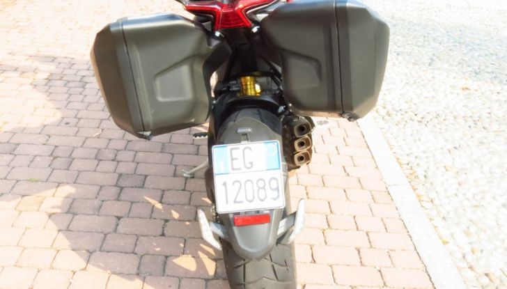 MV Agusta Turismo Veloce: la prova su strada - Foto 17 di 44