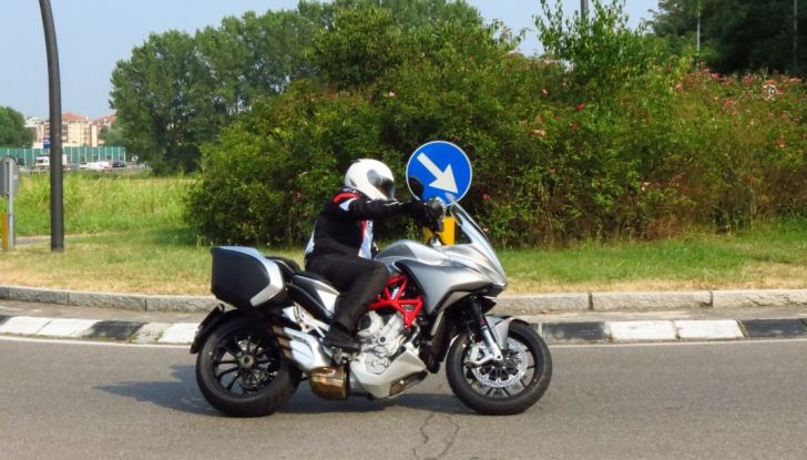 MV Agusta Turismo Veloce: la prova su strada - Foto 22 di 44