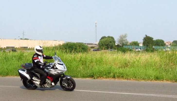 MV Agusta Turismo Veloce: la prova su strada - Foto 25 di 44