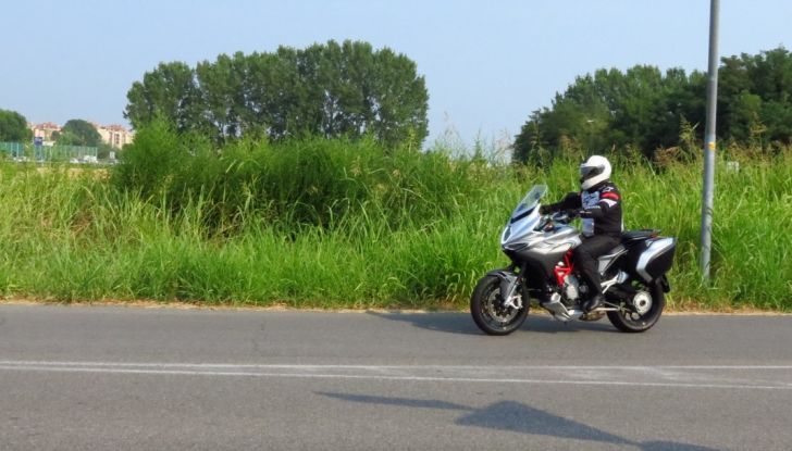 MV Agusta Turismo Veloce: la prova su strada - Foto 26 di 44