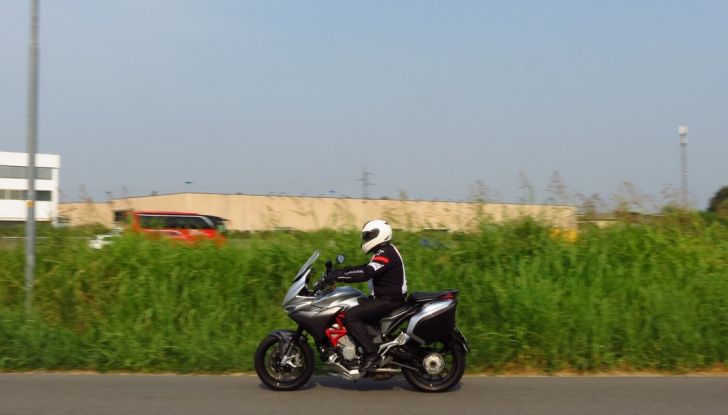 MV Agusta Turismo Veloce: la prova su strada - Foto 28 di 44