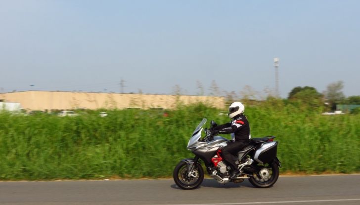 MV Agusta Turismo Veloce: la prova su strada - Foto 29 di 44