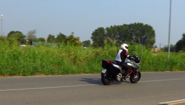 MV Agusta Turismo Veloce: la prova su strada - Foto 30 di 44