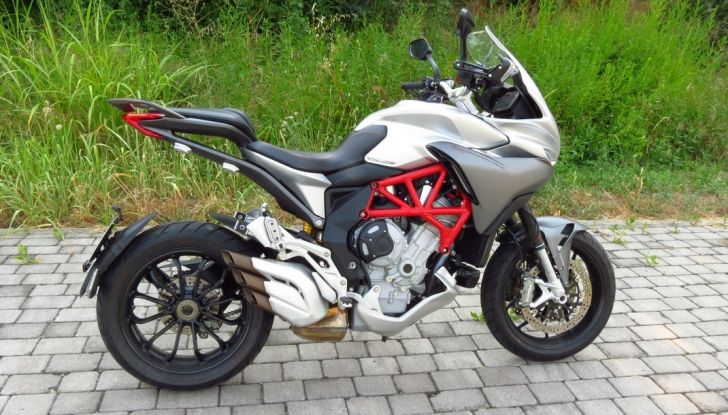MV Agusta Turismo Veloce: la prova su strada - Foto 32 di 44