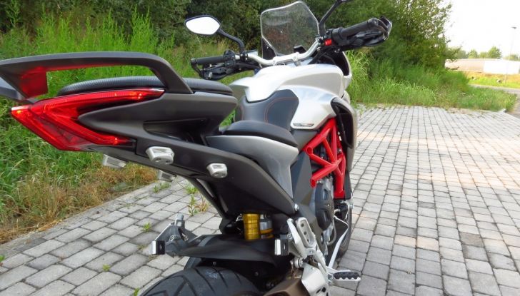 MV Agusta Turismo Veloce: la prova su strada - Foto 37 di 44