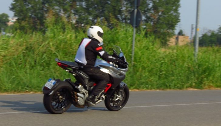 MV Agusta Turismo Veloce: la prova su strada - Foto 41 di 44