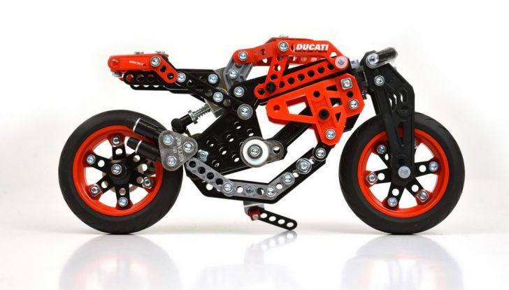 Ducati e Meccano: la Monster 1200 S diventa un kit di montaggio - Foto 1 di 7