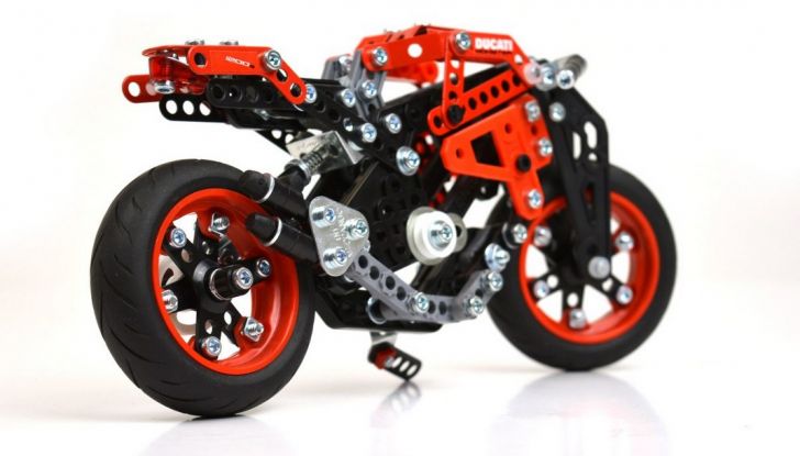 Ducati e Meccano: la Monster 1200 S diventa un kit di montaggio - Foto 2 di 7