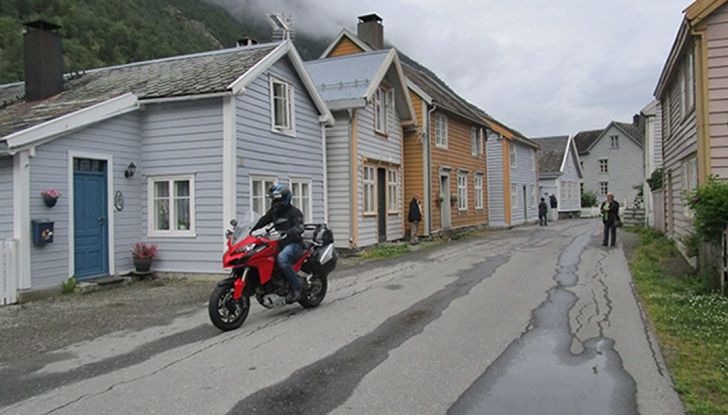 Un incredibile viaggio in moto tra i Fiordi norvegesi - Foto 7 di 12