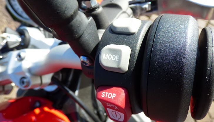 BMW S 1000 R, prova su strada:  Red Naked Redemption! - Foto 32 di 36