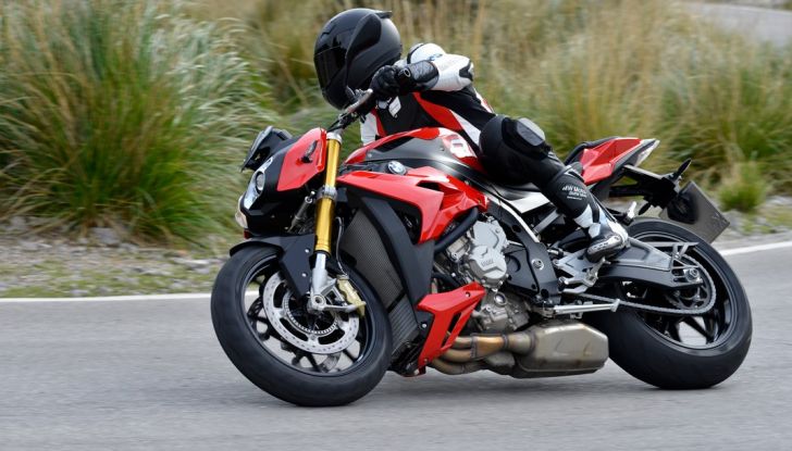 BMW S 1000 R, prova su strada:  Red Naked Redemption! - Foto 6 di 36