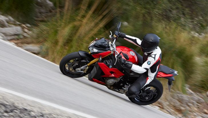 BMW S 1000 R, prova su strada:  Red Naked Redemption! - Foto 10 di 36