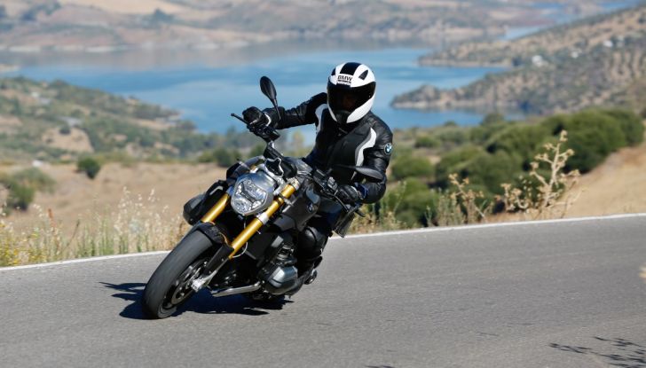 Prova su strada BMW R 1200R: una tranquilla naked da paura! - Foto 9 di 22