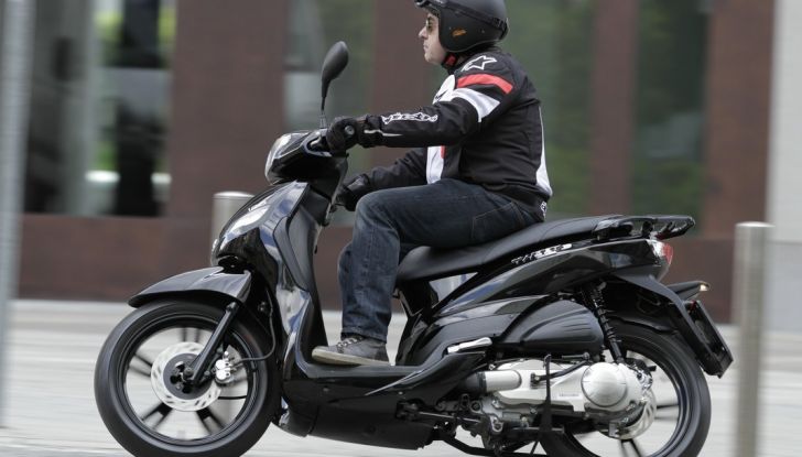 Prova Peugeot Tweet: lo scooter cittadino si fa in due - Foto 3 di 15