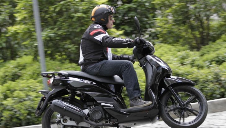 Prova Peugeot Tweet: lo scooter cittadino si fa in due - Foto 2 di 15