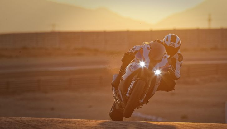 BMW S1000RR 2019: sportiva di razza con componenti M Performance Parts - Foto 10 di 10