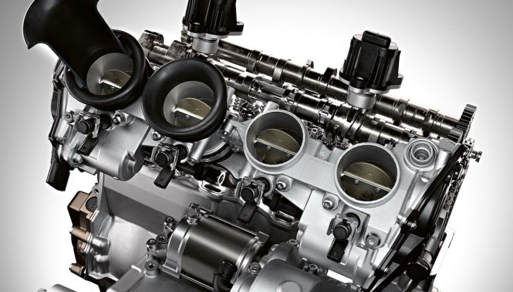 BMW S1000RR 2019: sportiva di razza con componenti M Performance Parts - Foto 7 di 10