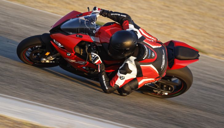 BMW S1000RR 2019: sportiva di razza con componenti M Performance Parts - Foto 2 di 10