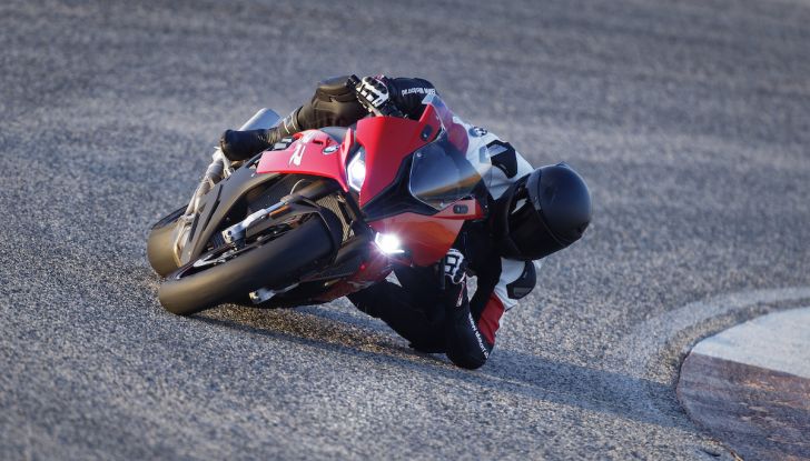 BMW S1000RR 2019: sportiva di razza con componenti M Performance Parts - Foto 8 di 10