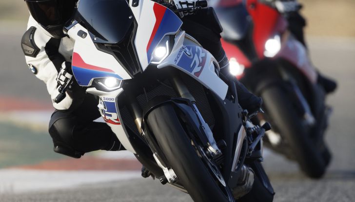 BMW S1000RR 2019: sportiva di razza con componenti M Performance Parts - Foto 4 di 10