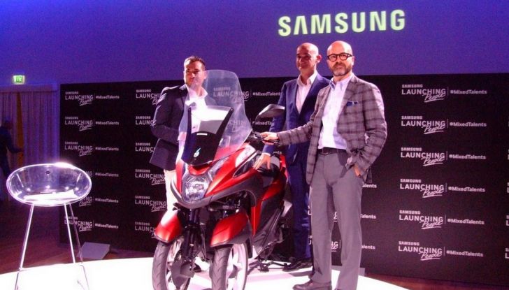 Samsung e Yamaha presentano il Tricity con Smart Windshield - Foto 12 di 27