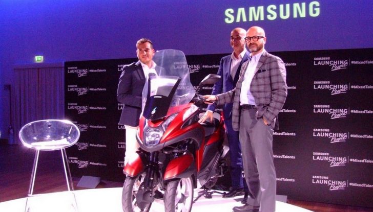 Samsung e Yamaha presentano il Tricity con Smart Windshield - Foto 11 di 27