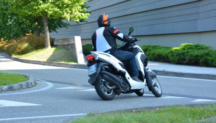 Prova su strada Yamaha Tricity: la città è più sicura - Foto 13 di 43