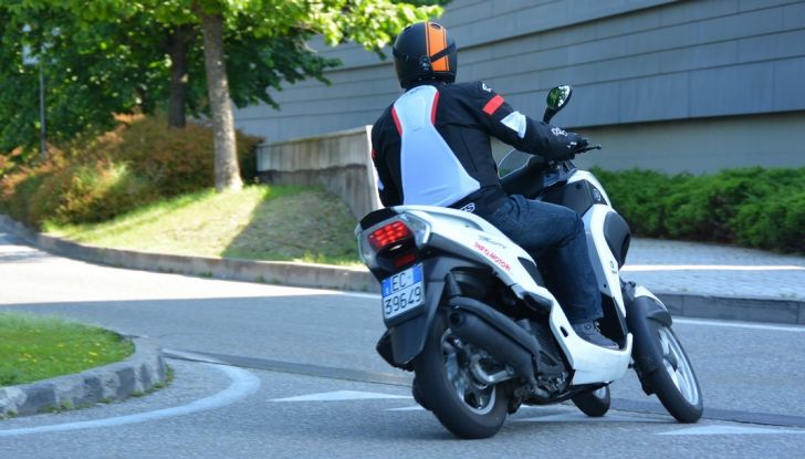 Prova su strada Yamaha Tricity: la città è più sicura - Foto 18 di 43