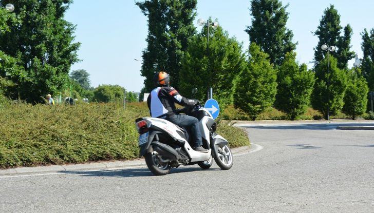 Prova su strada Yamaha Tricity: la città è più sicura - Foto 34 di 43