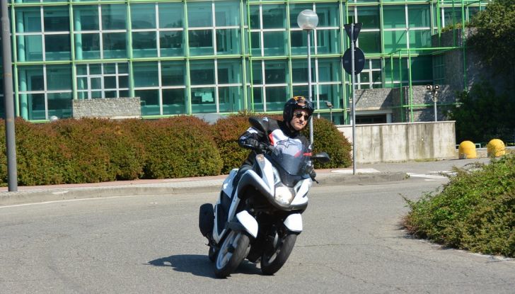 Prova su strada Yamaha Tricity: la città è più sicura - Foto 40 di 43