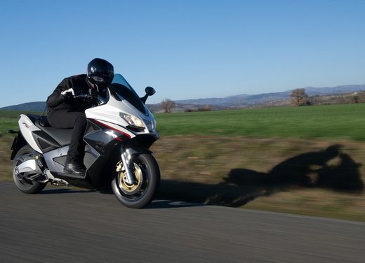 Aprilia SRV 850: prova su strada del maxi scooter sportivo di Noale