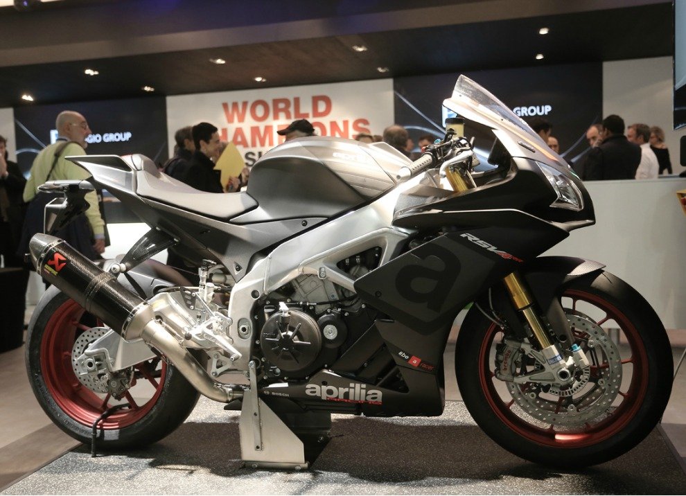 Aprilia RSV4 RR  nuovo design e nuovo motore