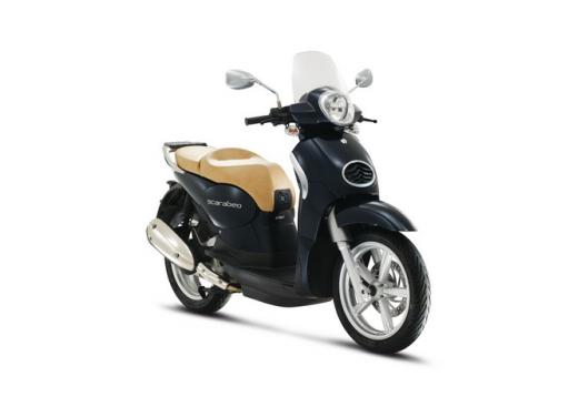 Aprilia Scarabeo 200, prestazioni e comfort per lo scooter classico che è sempre di moda