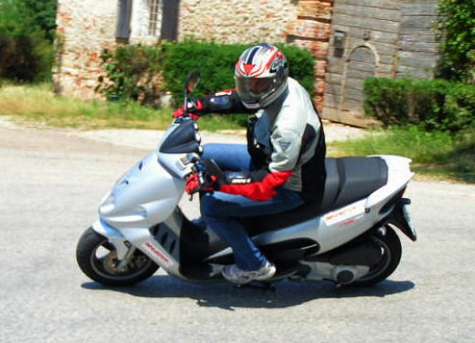 Malaguti Phantom Max 250: Test Ride - Foto 6 di 24