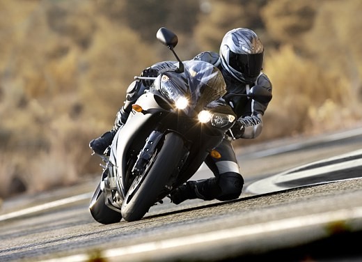 Yamaha R1 2006 - Foto 2 di 17