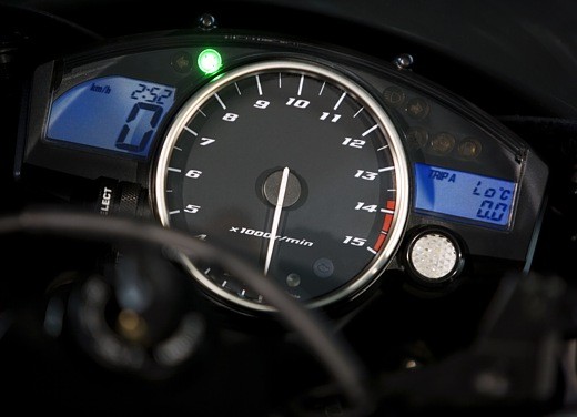 Yamaha R1 2006 - Foto 13 di 17