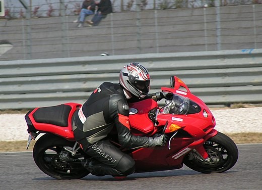 Ducati 749: Prova in pista del bicilindrico di Borgo Panigale - Foto 18 di 18