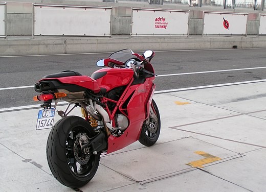 Ducati 749: Prova in pista del bicilindrico di Borgo Panigale - Foto 9 di 18