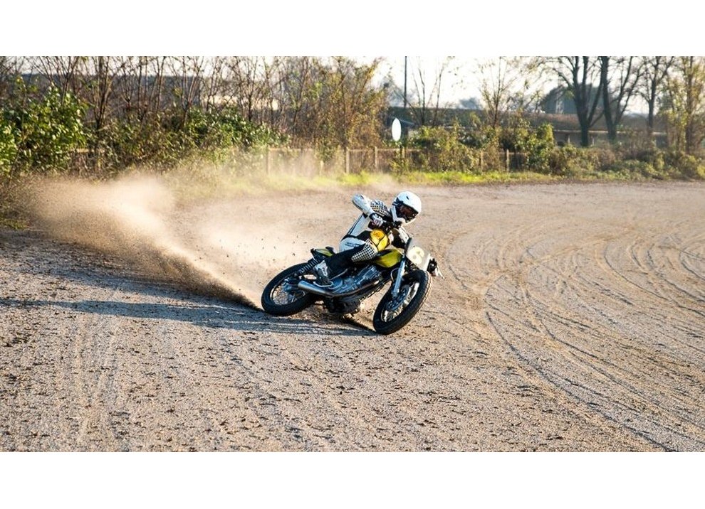 Di Traverso Flat Track School, con Marco Belli e la Yamaha SR400