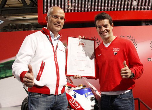 Ducati 1198 SP “Moto più Bella del Web 2011”: Carlos Checa riceve il premio