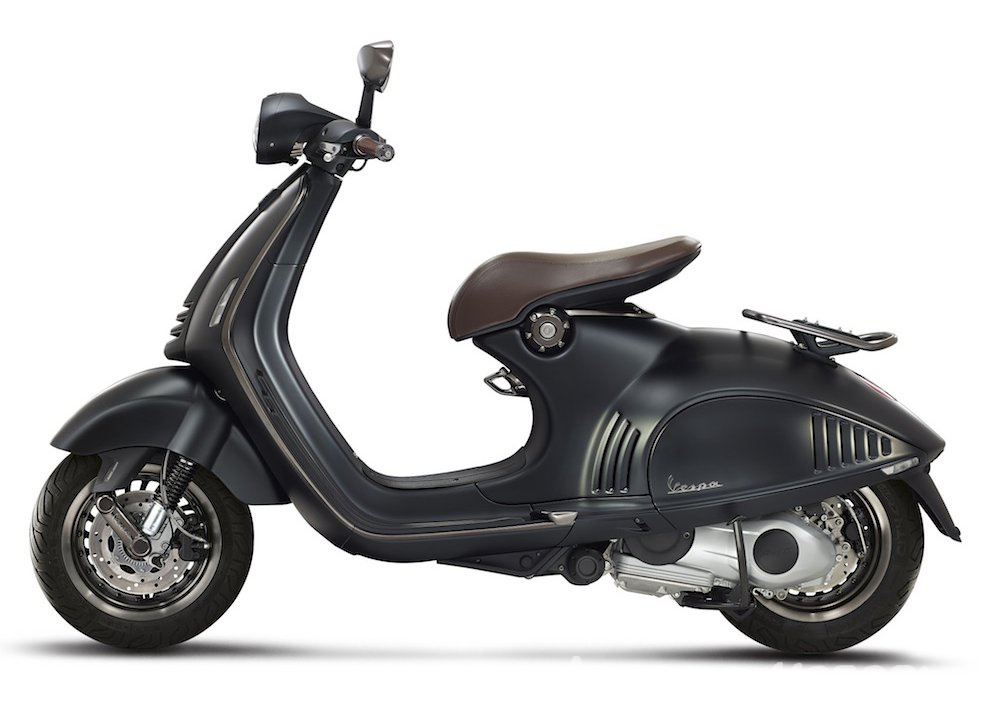 Giorgio Armani e la Vespa EA 946: debutto in Asia